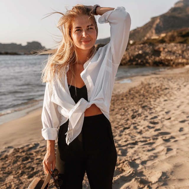 Нина Голикова на берегу моря на Крите